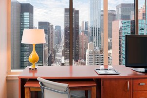 Prémium ágynemű, kényelmi párnázat, széf a szobában és íróasztal