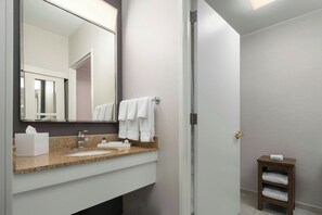 Kombinasi shower/bathtub dan perlengkapan mandi gratis