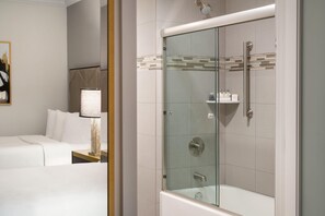 Zimmer, 2 Doppelbetten, barrierefrei, Badewanne (Mobility) | Badezimmer