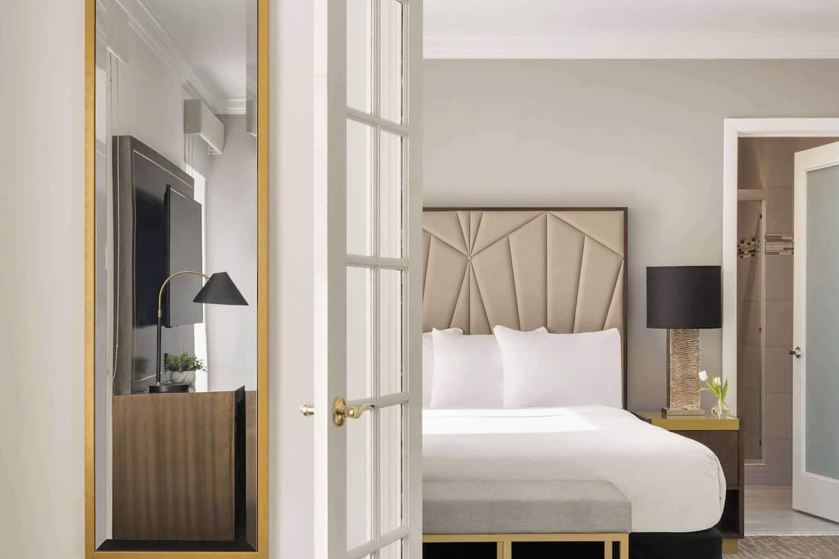 1 Schlafzimmer, Zimmersafe, Schreibtisch, laptopgeeigneter Arbeitsplatz