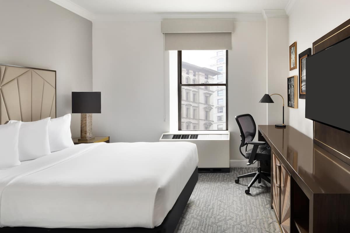 Deluxe Room, 1 Queen Bed | In-room safe, desk, laptop workspace, blackout drapes