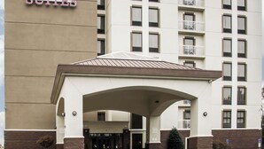 Ein Hotel Eingang mit einem Schild, auf dem ‚Comfort Suites‘ steht.
