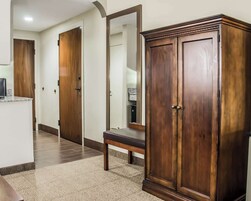 套房, 1 張特大雙人床, 身障無障礙空間, 非吸煙房 | 高級寢具、書桌、遮光布/窗簾、熨斗/熨衣板