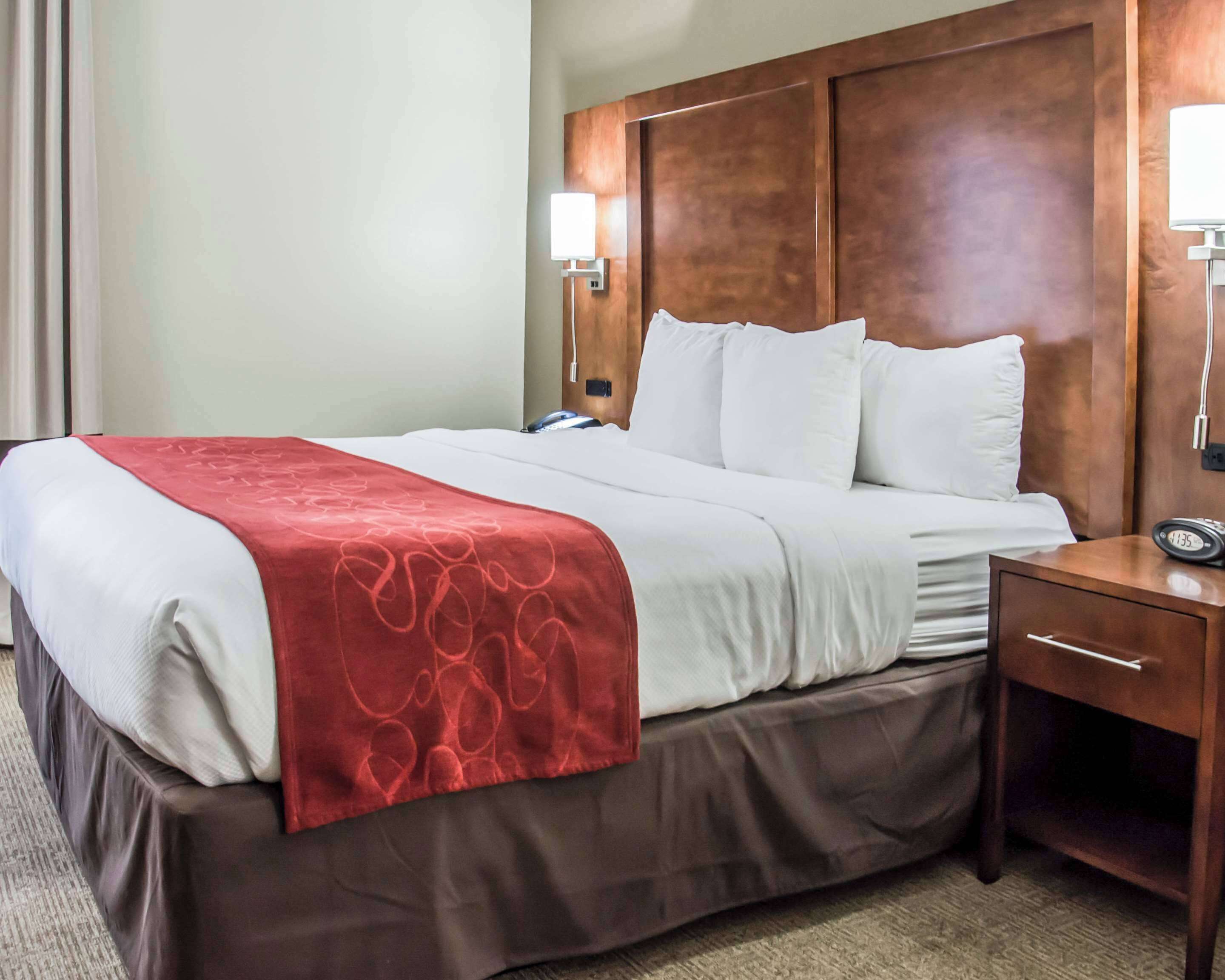 handicap accessible suite, 1 king bed, non smoking | premium bedding, desk, blackout curtains, iron/ironing board