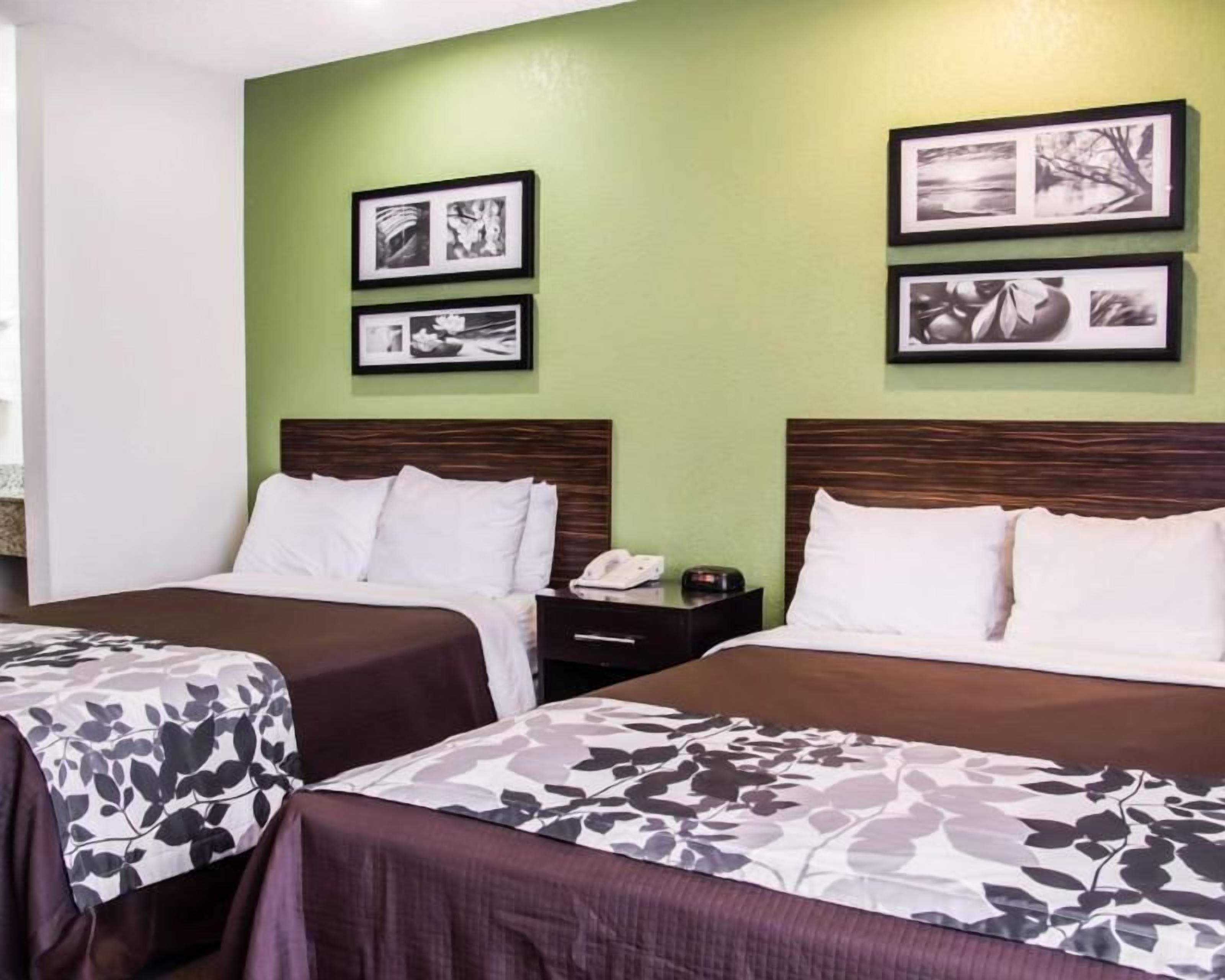 Mobiliario individual, escritorio, cortinas opacas