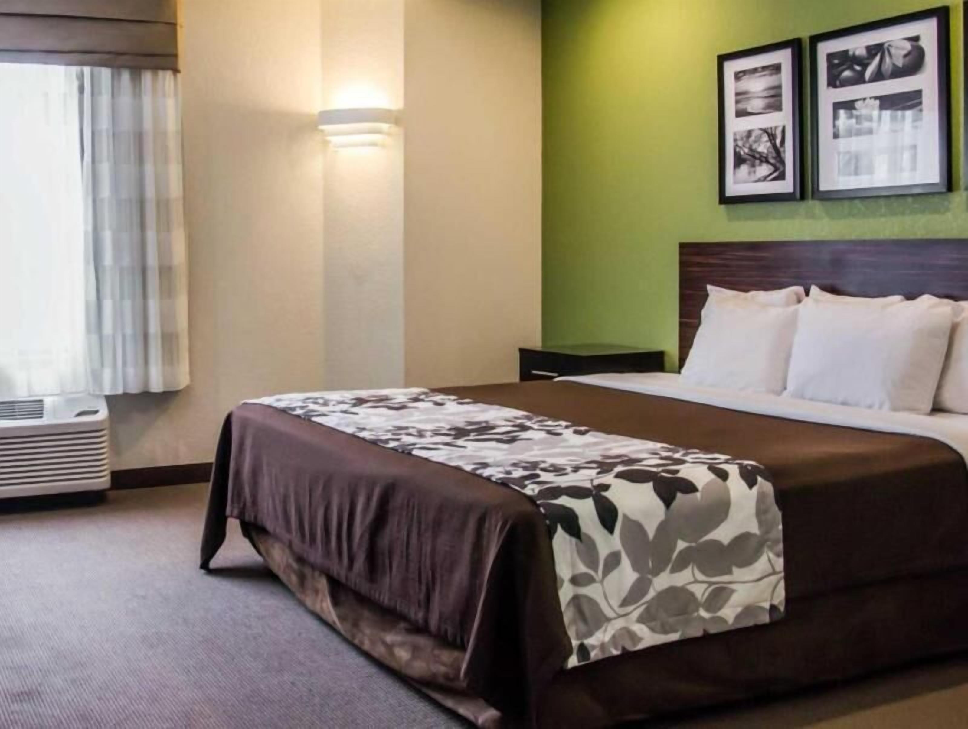 Mobiliario individual, escritorio, cortinas opacas