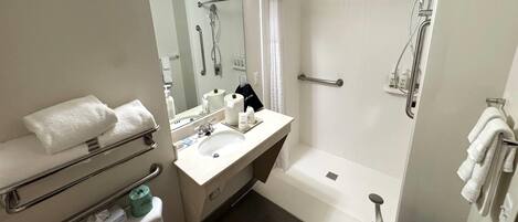 Ein modernes Badezimmer mit Toilette, Waschbecken und Dusche.