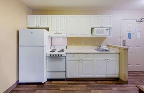 Frigorífico, microondas, placa de cocina y cafetera o tetera