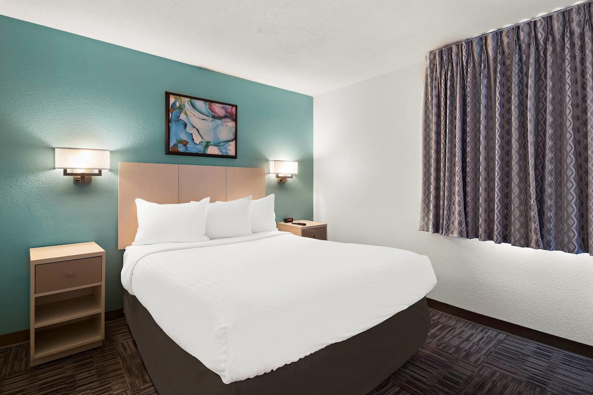 Suite, 1 cama Queen size y sofá cama, para no fumadores | Escritorio, espacio para trabajar con laptop y cortinas blackout