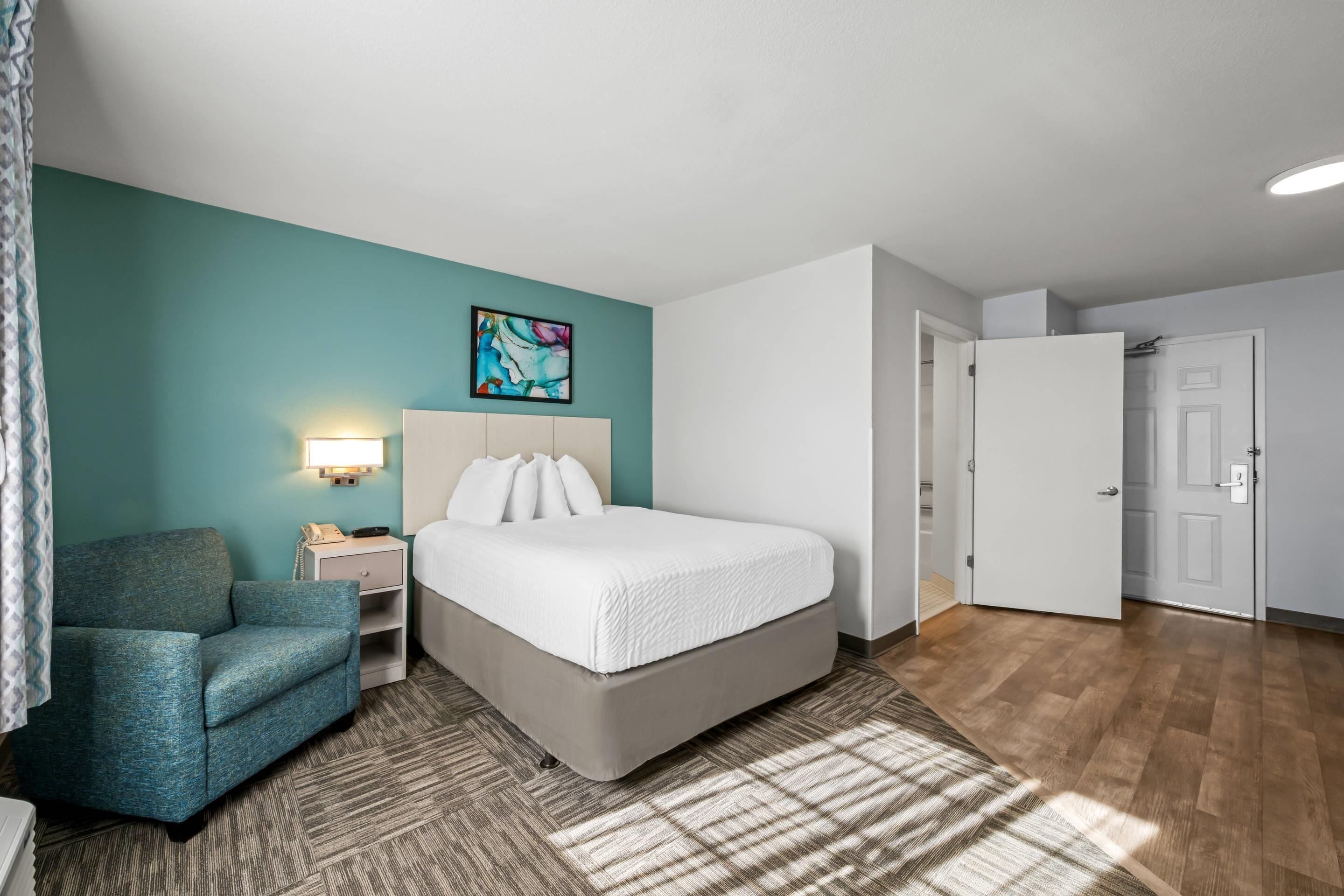 Escritorio, espacio para trabajar con laptop y cortinas blackout 