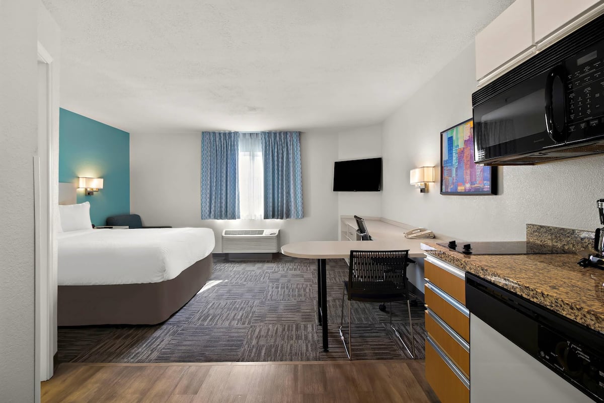 Habitación estándar, 1 cama Queen size, para no fumadores | Escritorio, espacio para trabajar con laptop y cortinas blackout