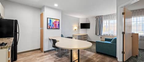 Schreibtisch, laptopgeeigneter Arbeitsplatz, Verdunkelungsvorhänge