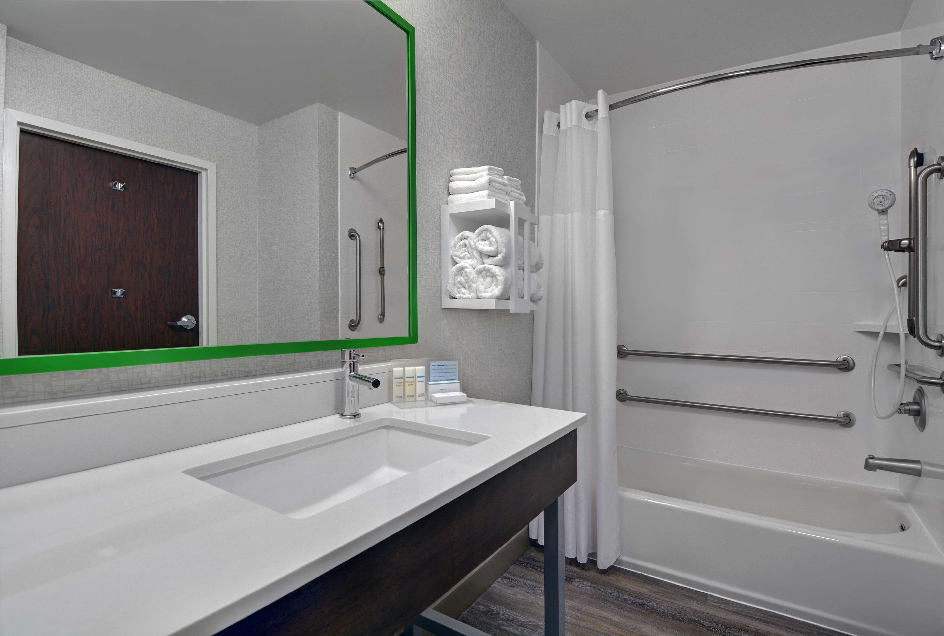 combined shower/bathtub, free toiletries, hair dryer, towels