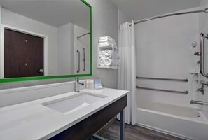 Tina con regadera, amenidades de baño gratuitas, secadora de cabello 