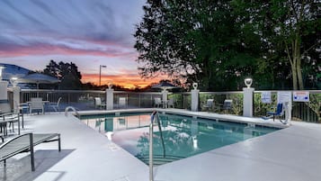 Una piscina al aire libre de temporada