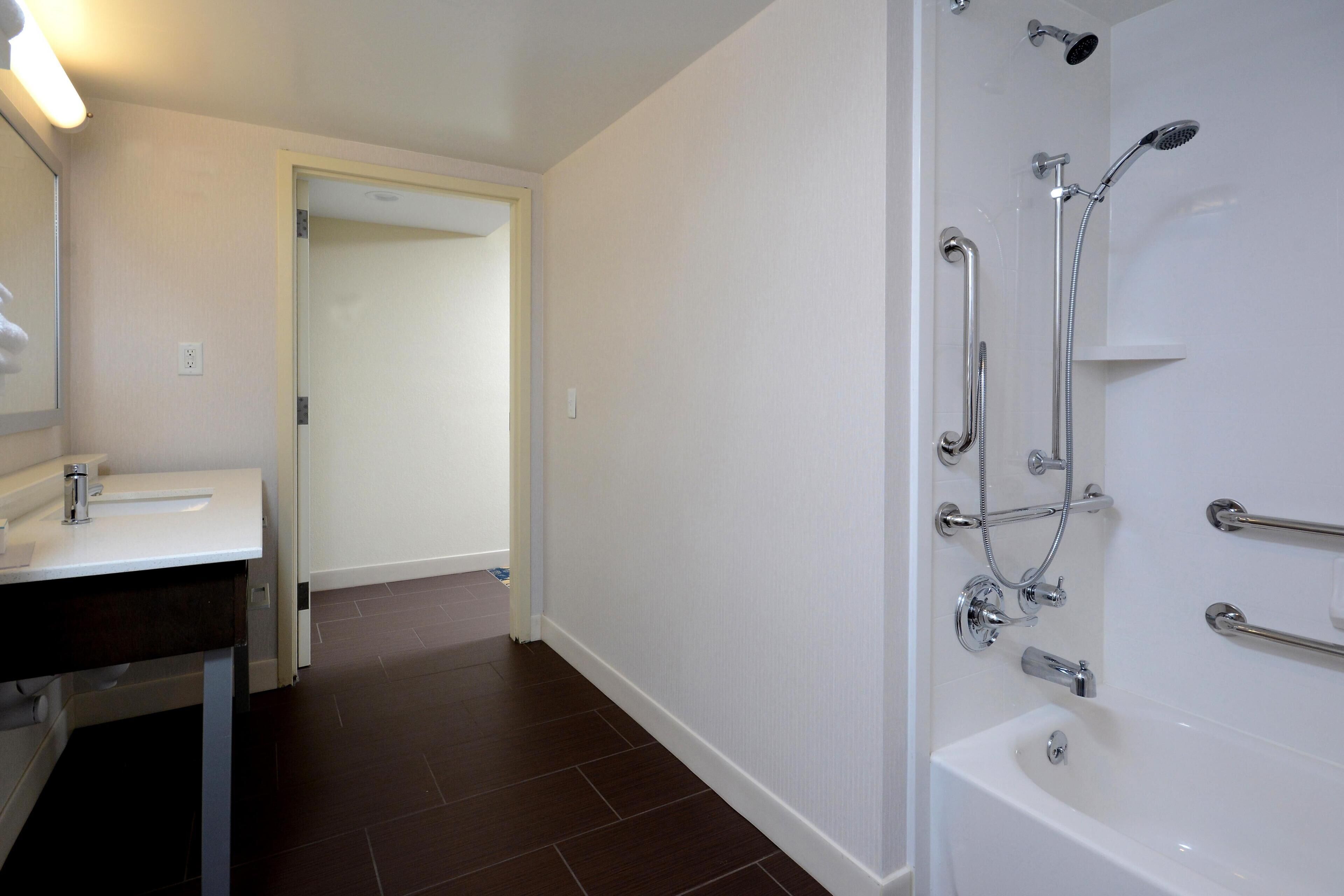 Habitación, varias camas, con acceso para personas discapacitadas, tina (Mobility & Hearing) | Baño | Tina con regadera, amenidades de baño ecológicas, secadora de cabello 