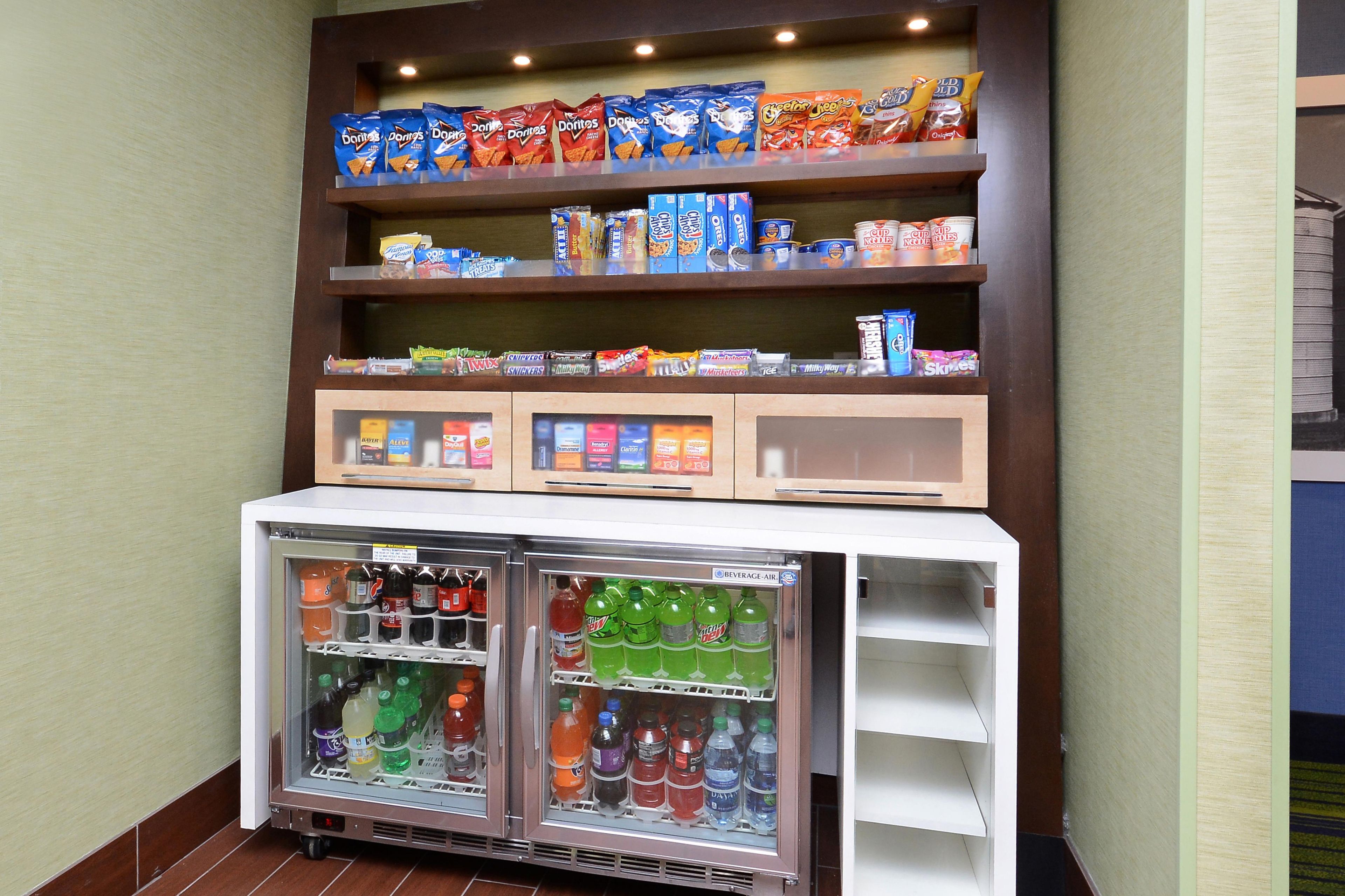 Zona de venta automática con diferentes refrigerios y bebidas.
