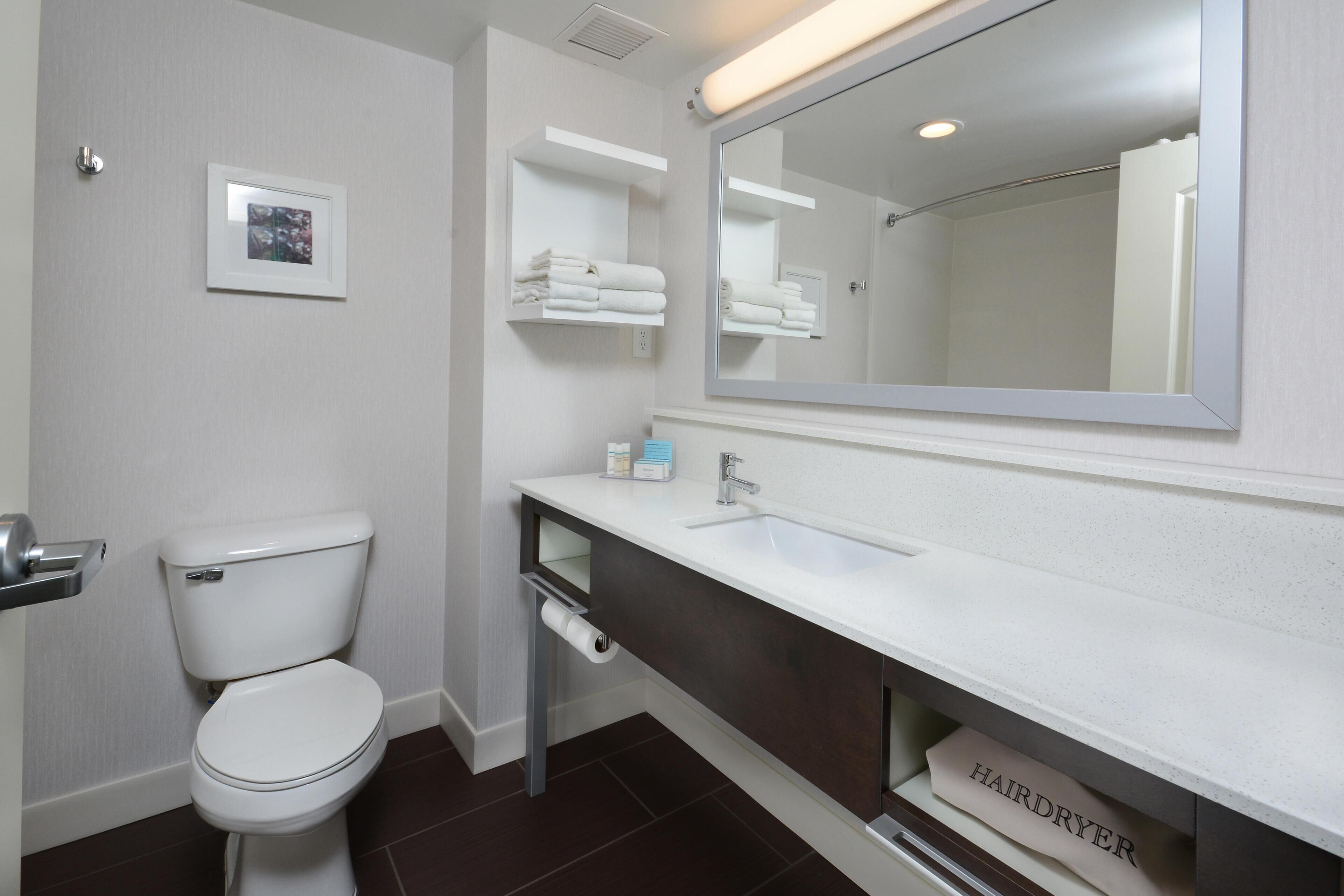 Kombinasi shower/bathtub dan perlengkapan kamar mandi ramah lingkungan