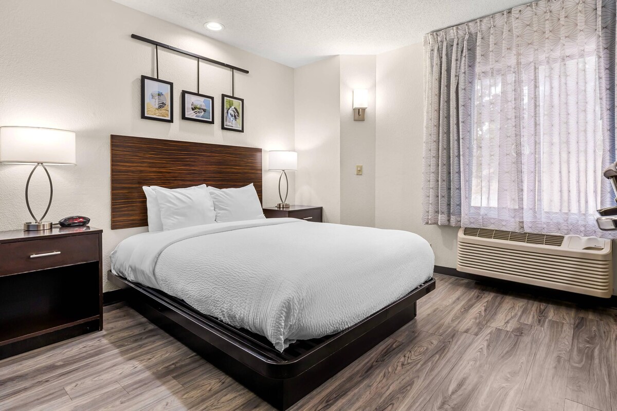 Room, 1 Queen Bed, Accessible, Non Smoking | Desk, blackout drapes, iron/ironing board, cribs (free)