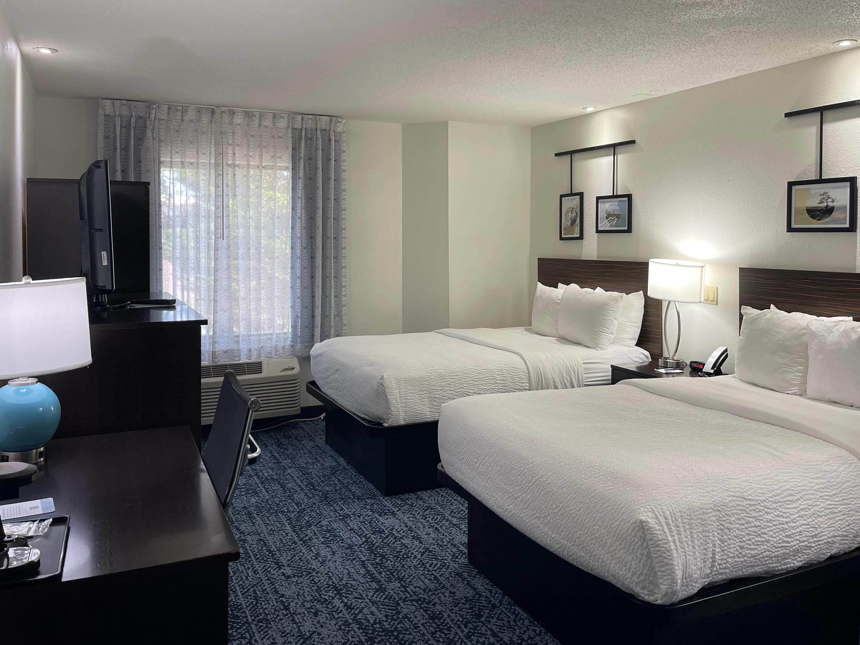 Habitación estándar doble, 2 camas dobles, no fumadores | Escritorio, cortinas opacas, tabla de planchar con plancha