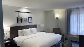 Escritorio, cortinas blackout y tabla de planchar con plancha