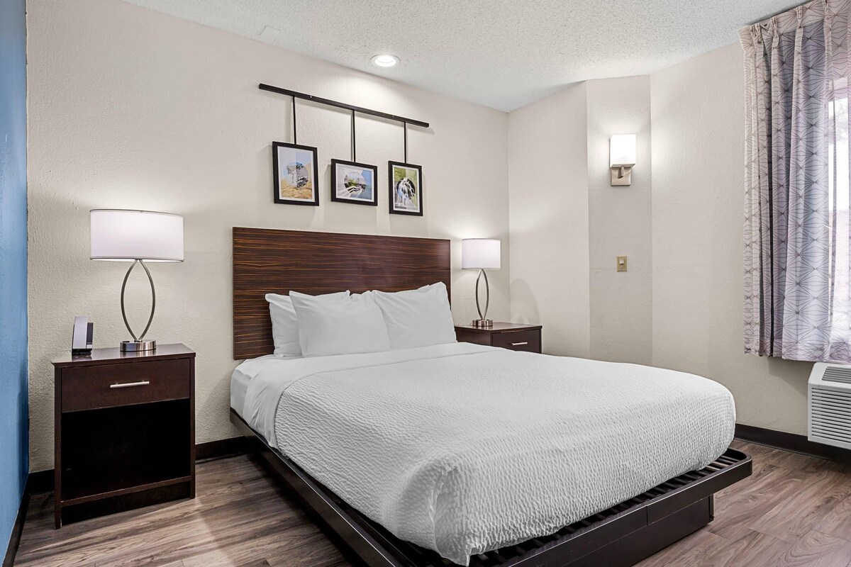 Room, 1 Queen Bed, Accessible, Non Smoking | Desk, blackout drapes, iron/ironing board, cribs (free)