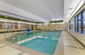 Una piscina cubierta
