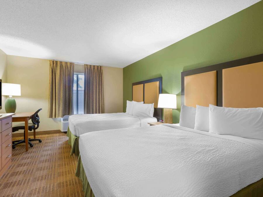 Escritorio, tabla de planchar con plancha y wifi gratis