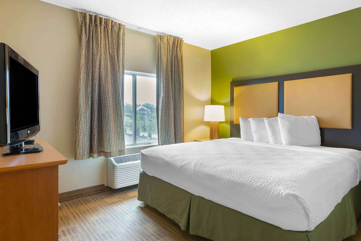 Escritorio, tabla de planchar con plancha y wifi gratis