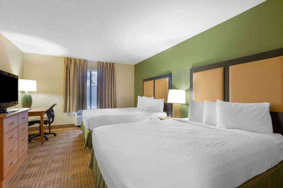 Habitación, 2 camas Queen size, para no fumadores, cocina | Escritorio, tabla de planchar con plancha y wifi gratis