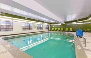 Una piscina techada, una piscina al aire libre