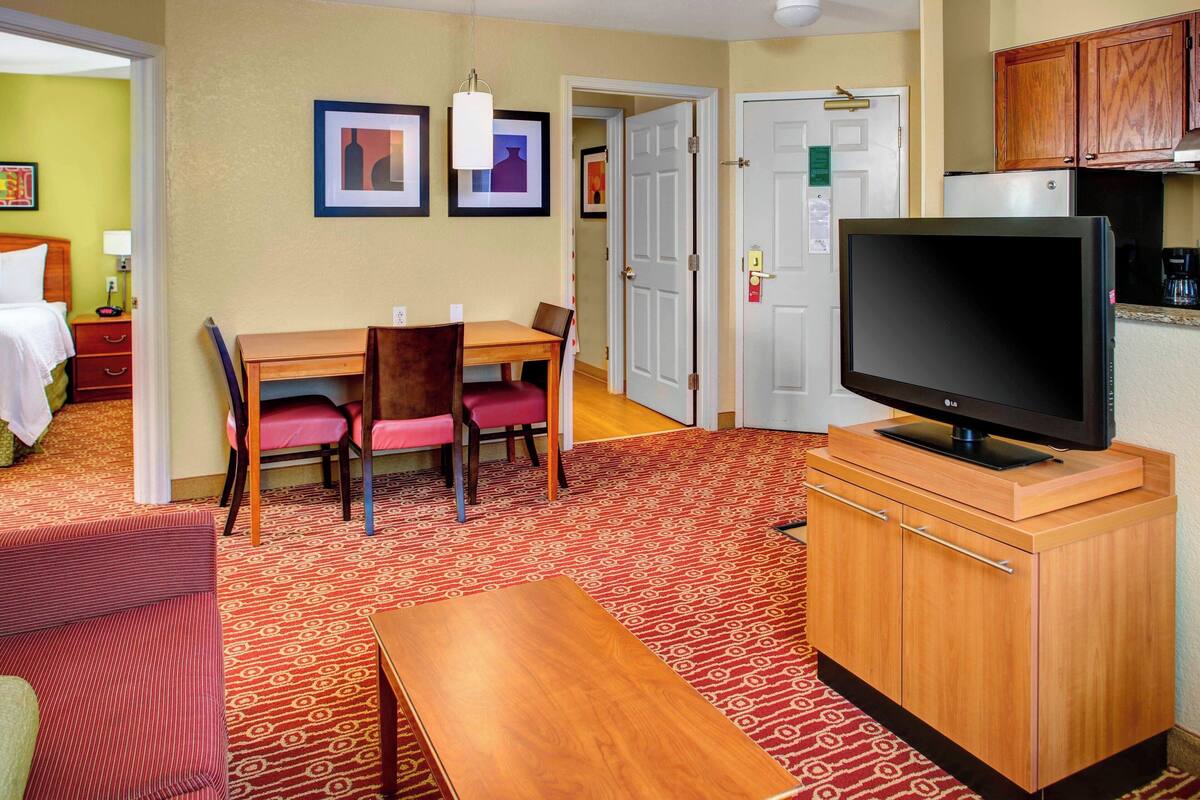 Suite, 2 Bedrooms | Desk, soundproofing, iron/ironing board, free cots/infant beds