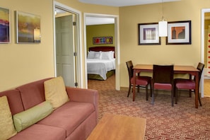 Suite, 2 habitaciones | Escritorio, insonorización y tabla de planchar con plancha