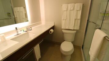 Combined shower/bathtub, free toiletries, hair dryer, towels
