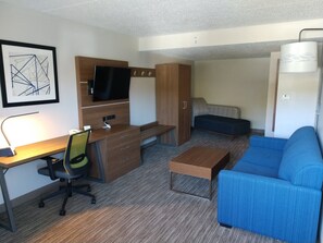 Suite, 1 chambre (1 King Bed) | Décoration personnalisée, ameublement personnalisé, bureau