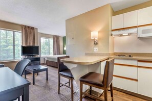 Deluxe Studio, 1 King Bed with Sofa bed, Non Smoking | Desk, blackout drapes, iron/ironing board, free cribs/infant beds