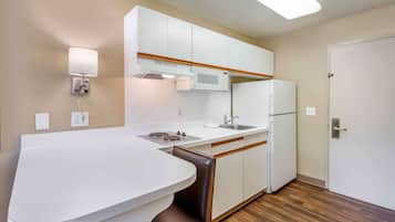 Studio, 1 Queen Bed, Non Smoking | Desk, blackout drapes, iron/ironing board, free cribs/infant beds