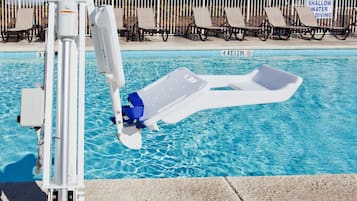 Piscine extérieure, chaises longues