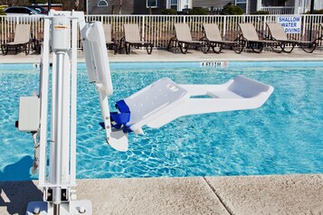 Una piscina al aire libre, tumbonas