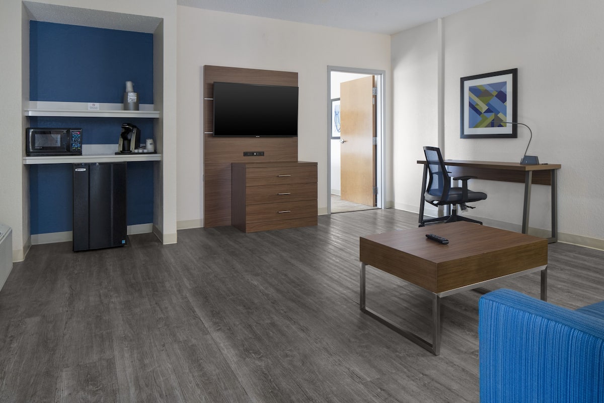 1 habitación, escritorio y espacio para trabajar con laptop