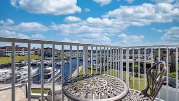 Escritorio y espacio para trabajar con un portátil