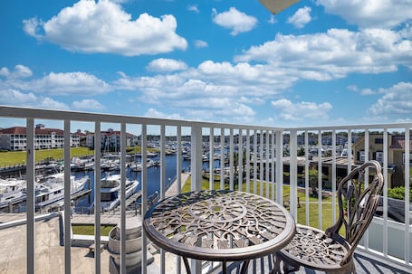 Escritorio y espacio para trabajar con laptop