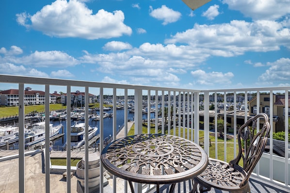 Escritorio y espacio para trabajar con laptop 