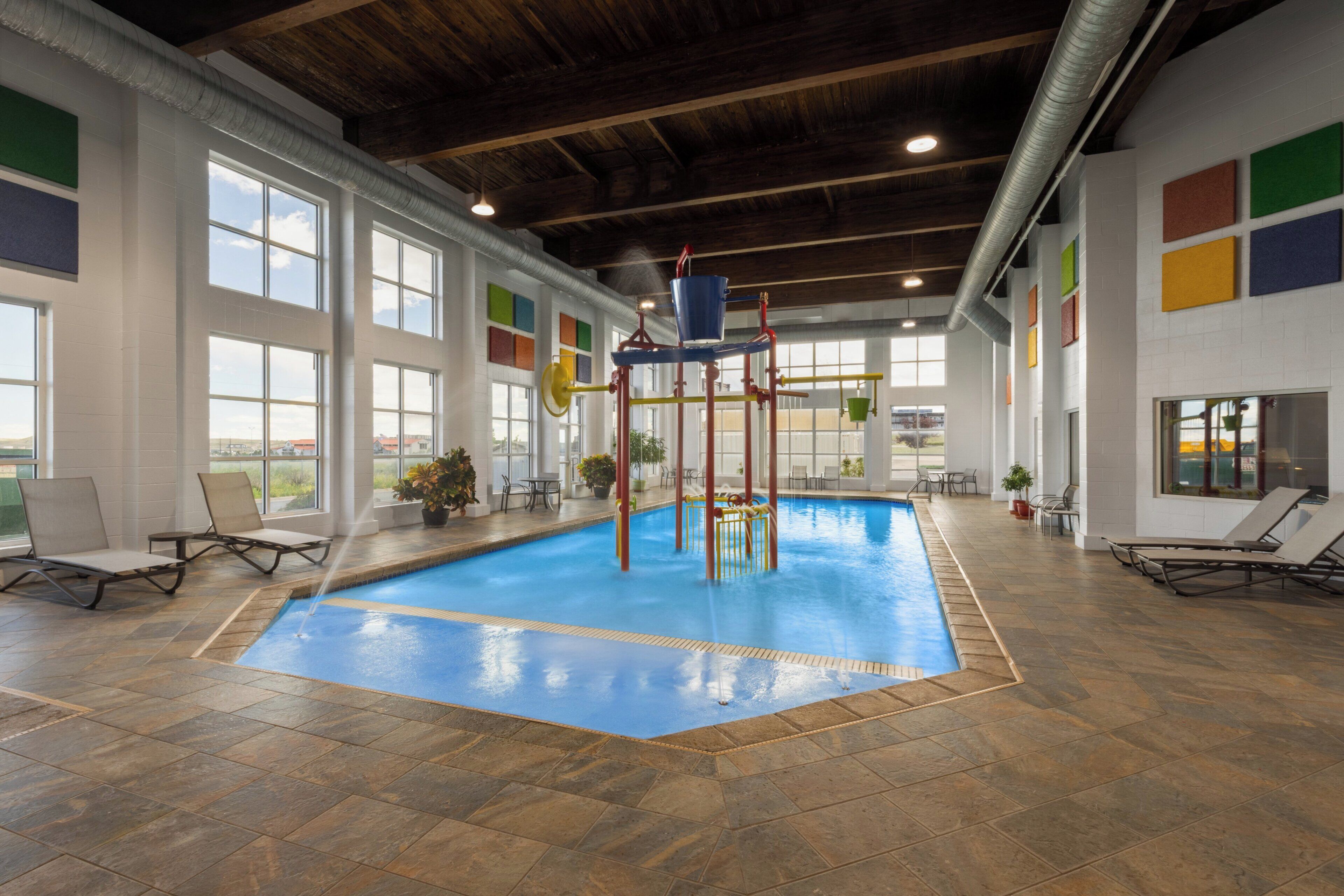Kolam renang indoor, dengan kursi berjemur