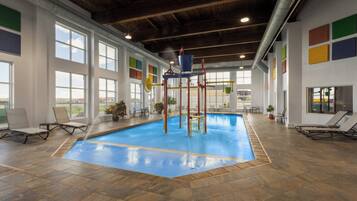 Kolam renang indoor, dengan kursi berjemur
