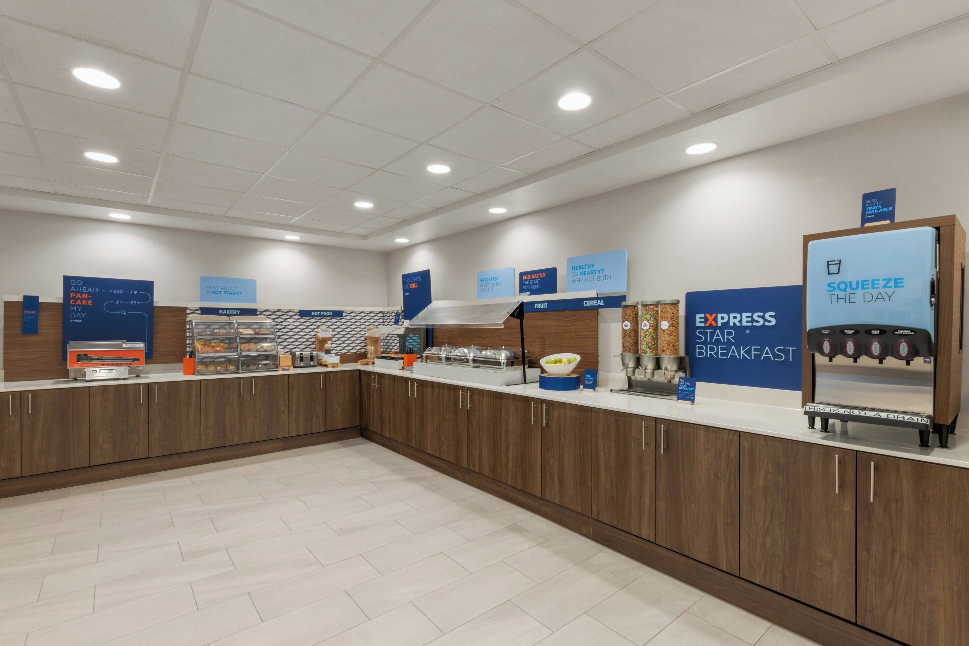 Un área de desayuno con una cafetera, dispensadores de cereal y un cartel que anuncia Desayuno Express Star.