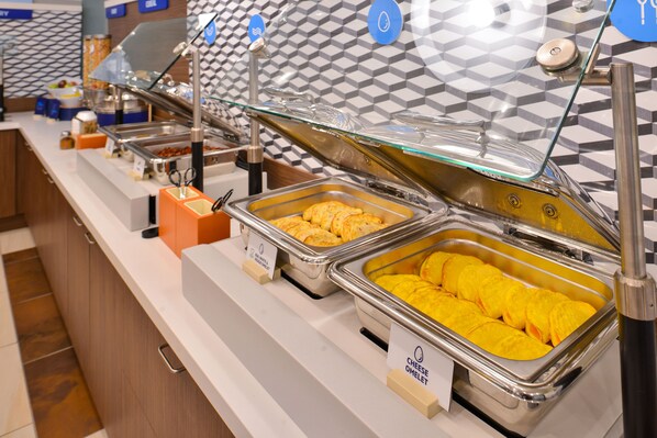 Een buffet met aangeduide themastations, waaronder eieren en kaas.