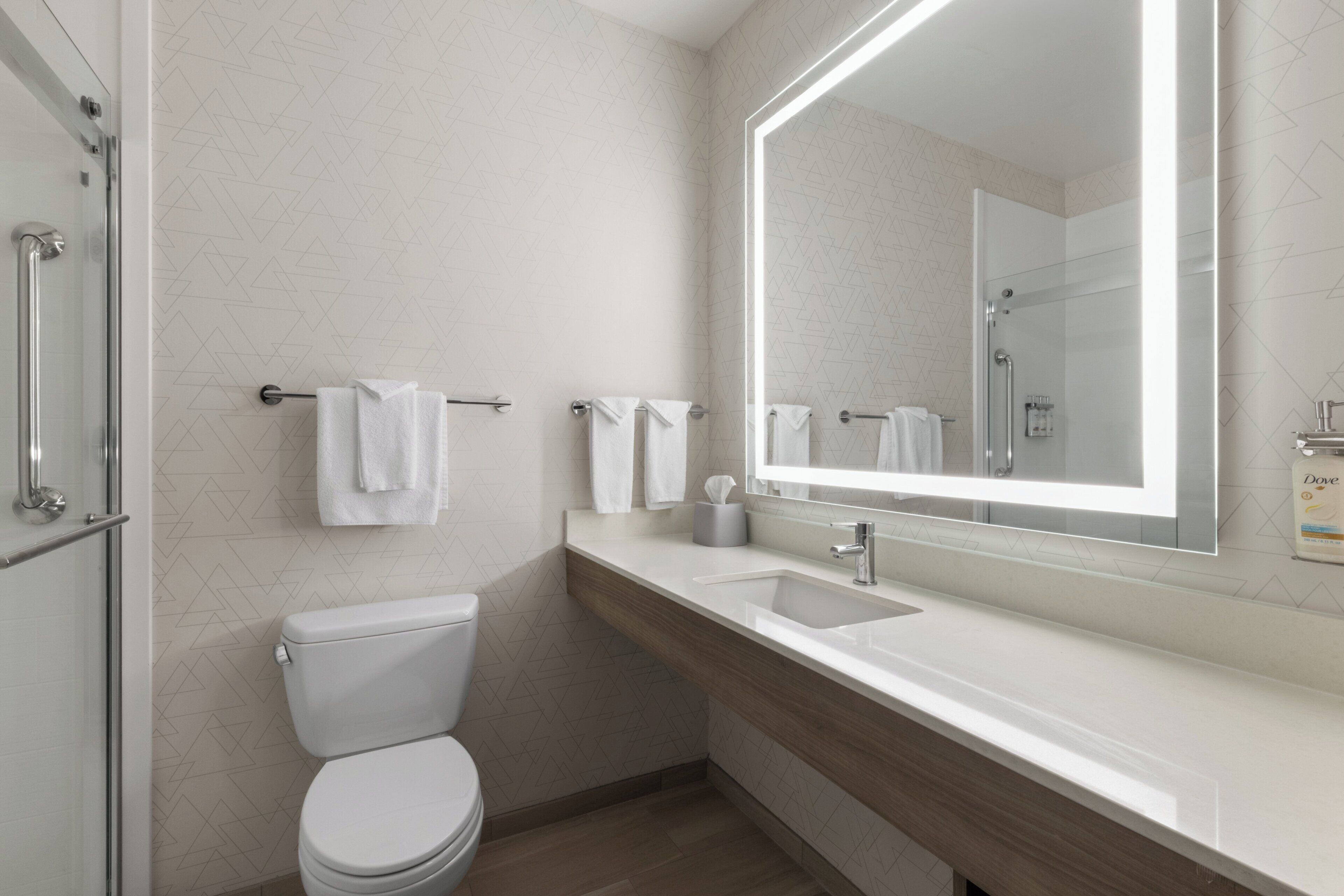 Een hydromassagedouche, gratis toiletartikelen, een haardroger