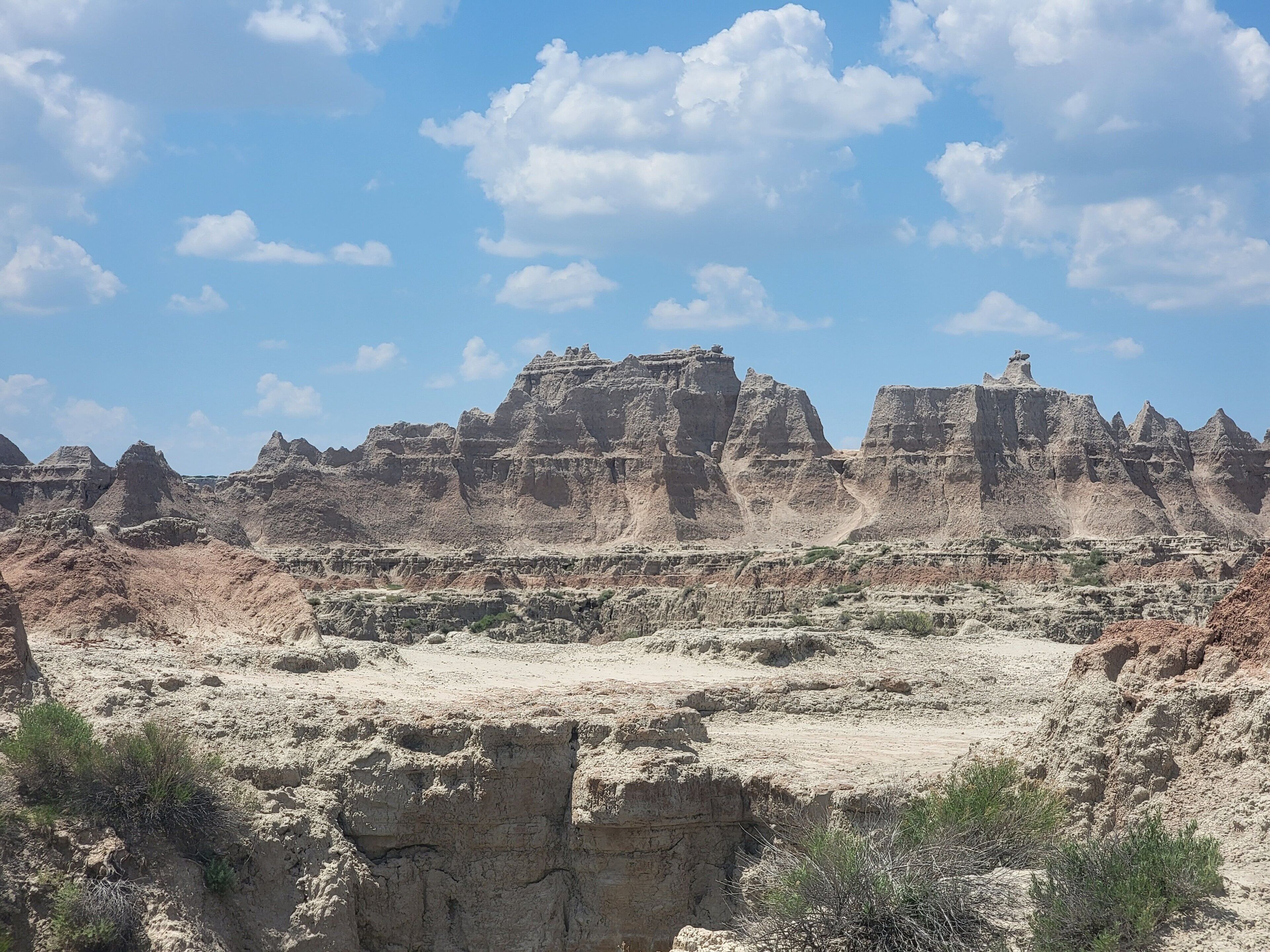 Un paisaje agreste con formaciones rocosas destacadas y vegetación escasa.