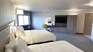Escritorio, cortinas opacas, tabla de planchar con plancha